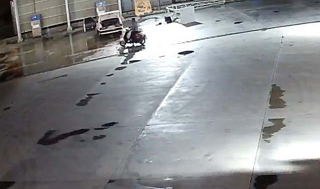 Sahibinin içinde uyuduğu araçtan cep telefonunu çalıp rahat tavırlarıyla pes dedirtti