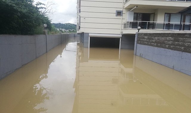 Sakarya Büyükşehir ekipleri Bartın&#039;da selin izlerini siliyor