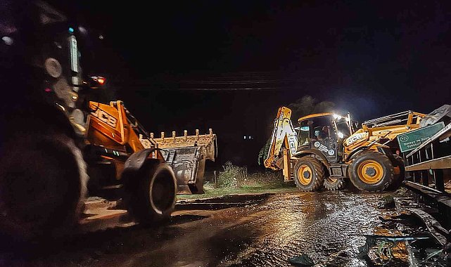 Sakarya Valisi Kaldırım sel bölgesinde: &quot;Bütün ekiplerimiz sahada, çok ciddi bir sıkıntı gözükmüyor&quot;