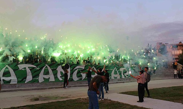 Sakaryaspor taraftarı 57'nci yaşı coşkuyla kutladı