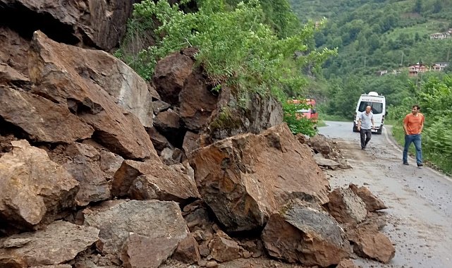 Şalpazarı ilçesinde yola düşen kaya az kalsın faciaya neden oluyordu