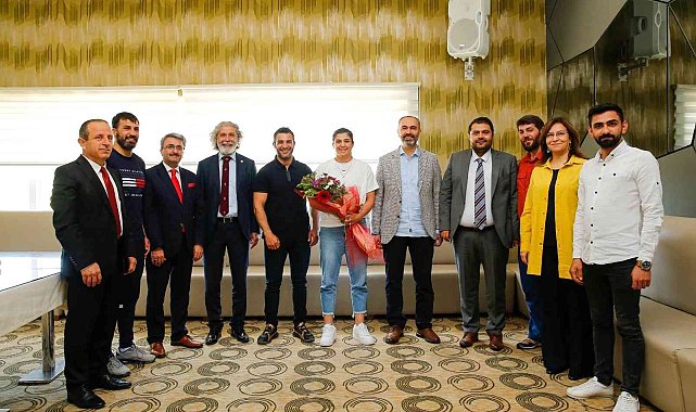 Şampiyon boksör Sürmeneli'ye plaket