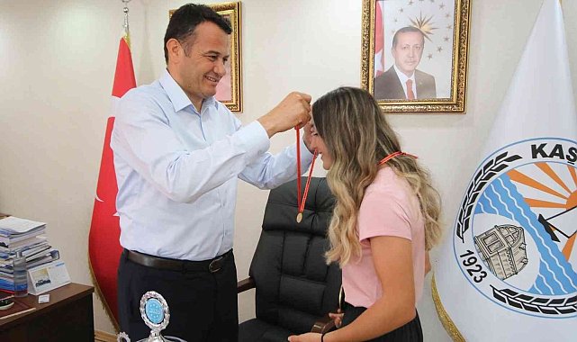 Şampiyon sporcu altınla ödüllendirildi