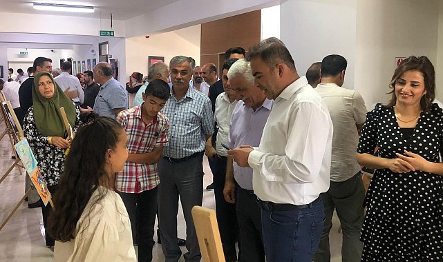 Samsat&#039;ta öğrenciler yaptıkları resimleri sergiledi
