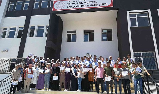 Samsat&#039;ta öğretmenler başarı belgeleri, öğrenciler karnelerini aldı