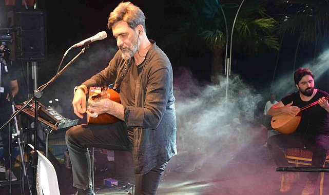 Sanatçı Uğur Işılak Bozyazı&#039;da konser verdi