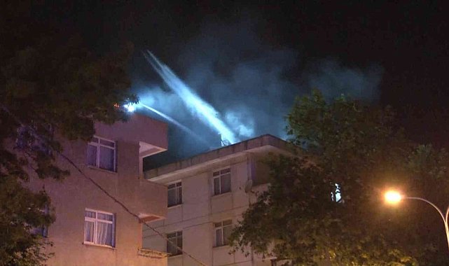 Sancaktepe'de 5 katlı binanın çatı katı alevlere teslim oldu