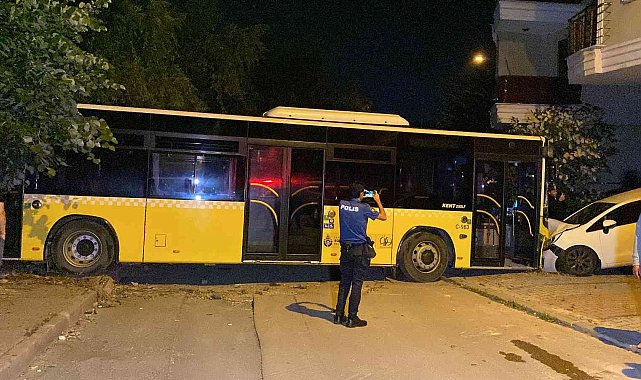 Sancaktepe'de ehliyetsiz görevli yıkamak için aldığı İETT otobüsüyle sokağa daldı: Bir otomobil hurdaya döndü