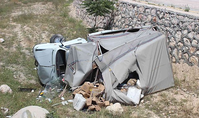 Şarampole devrilen kamyonetin sürücüsü kazadan yara almadan kurtuldu