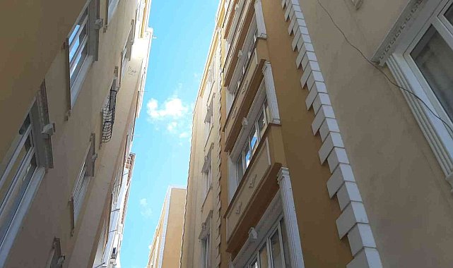 Sarkıttığı iple daireye girmeye çalışırken 5. kattan düşen şahıs öldü