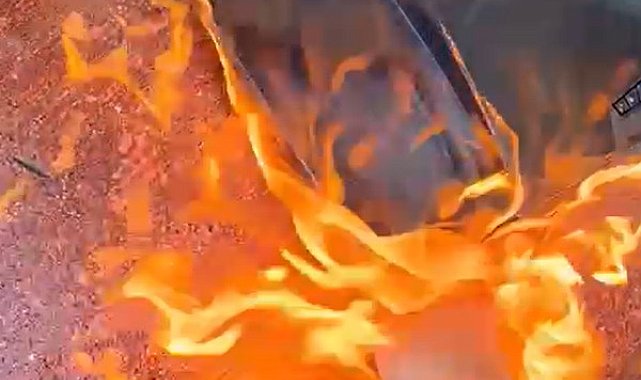 Satın aldığı televizyonu tamir edilmeyince mağaza önünde yaktı