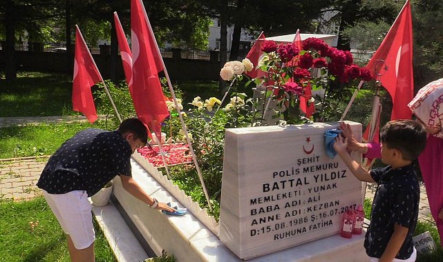 Şehit babalarının mezarını gül suyuyla temizlediler