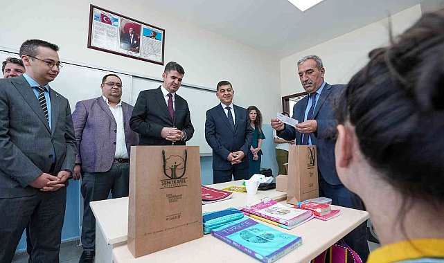 Şehitkamil&#039;de öğrenim gören 124 bin öğrenciye karne hediyesi