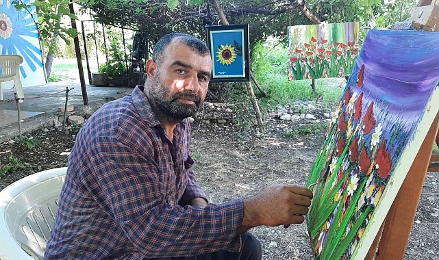Şehrin gürültüsünden kaçıp köyüne yerleşti, yaptığı resimler göz dolduruyor