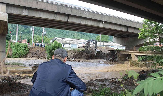 Sel sularına kapılan iş makinesi operatörünü bulmak için çalışma başlatıldı