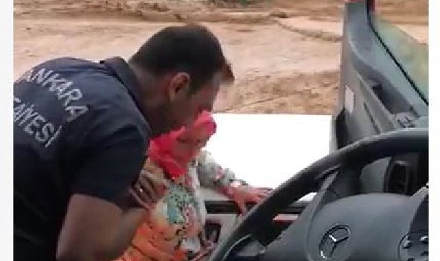 Selde mahsur kalan vatandaşı itfaiye ekipleri kurtardı