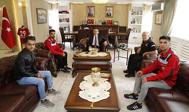 Selde su çukuruna düşen Sena&#039;yı kurtaran 3 kahraman genci Vali Taşbilek makamında ağırladı