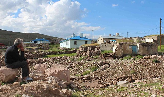 Sele kapılan hayvanlar telef oldu, yollar zarar gördü