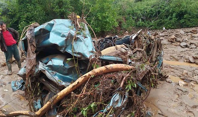 Sele kapılan otomobil hurdaya döndü