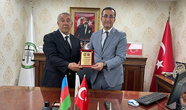 Serdar Ünsal'dan Baro Başkanı Alakan'a plaket
