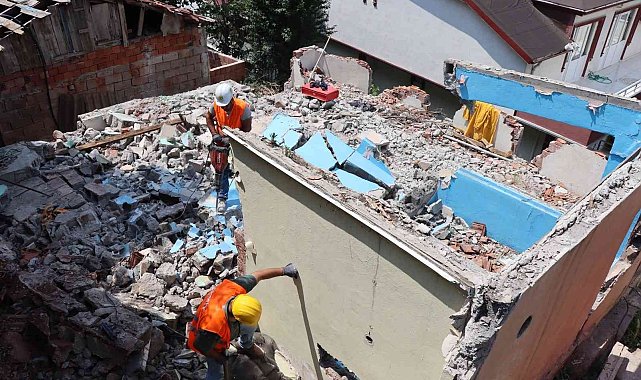 Serdar&#039;daki metruk bina yıkıldı