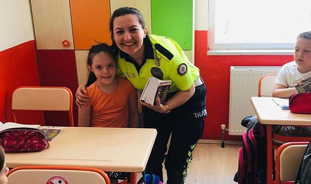 Servis denetiminde kemer takan örnek öğrencileri polisler ödüllendirdi