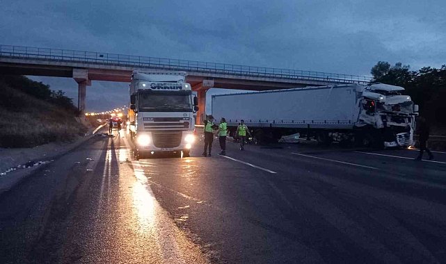 Seyir halindeki 2 TIR&#039;ın karıştığı kazada faciadan dönüldü