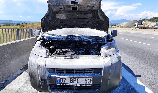 Seyir halindeki aracın motoru yandı