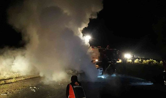 Seyir halindeki otomobil yanarak pert oldu