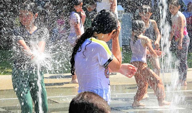 Sıcaktan bunalan çocuklar fıskiyelerde serinledi