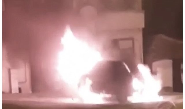 Silivri&#039;de park halindeki otomobil alev alev yandı