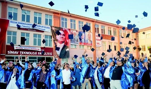 Simav Teknoloji Fakültesi'nde mezuniyet coşkusu