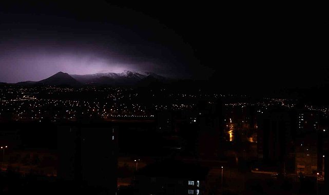 Şimşekler Erciyes'i aydınlattı, muhteşem fotoğraf ortaya çıktı