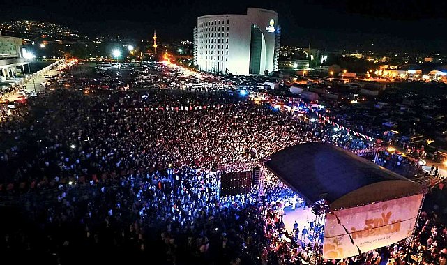 Sınava giren gençler, sınav yorgunluğunu Canbay ve Wolker konserinde attı