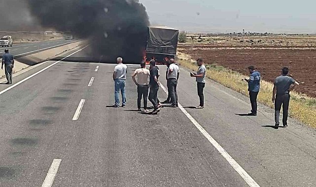 Şırnak'ta seyir halindeki tır alevlere teslim oldu