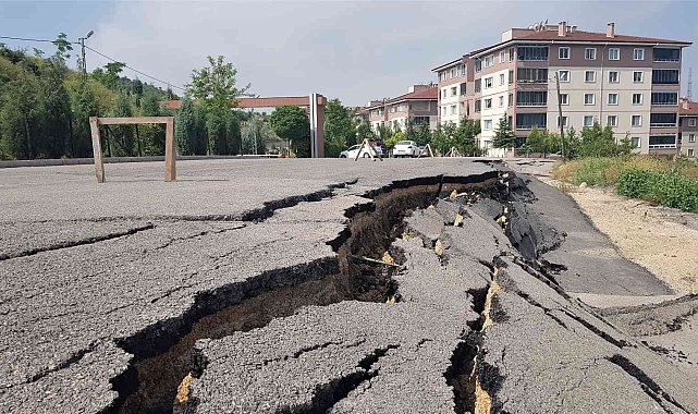 Site otoparkında heyelan meydana geldi