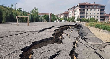 Site otoparkında heyelan meydana geldi