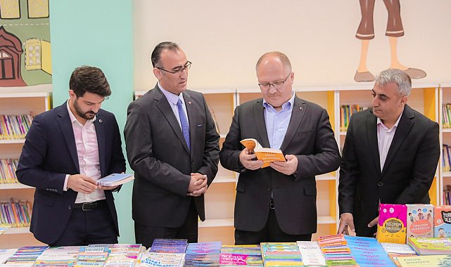 Sivas Belediyesi, kütüphaneye 500 kitap bağışladı