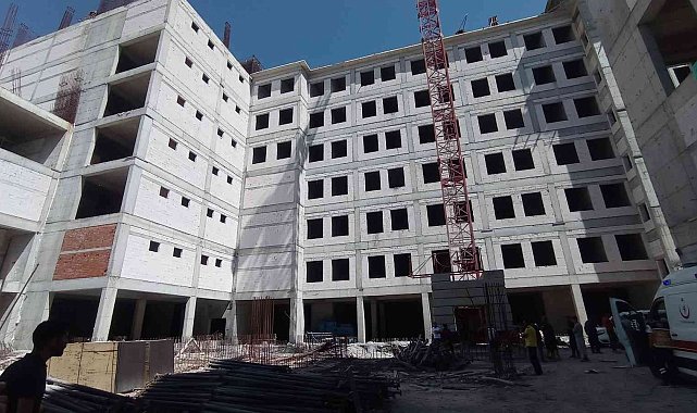 Sivas'ta 6. kattan düşen inşaat işçisi kurtarılamadı