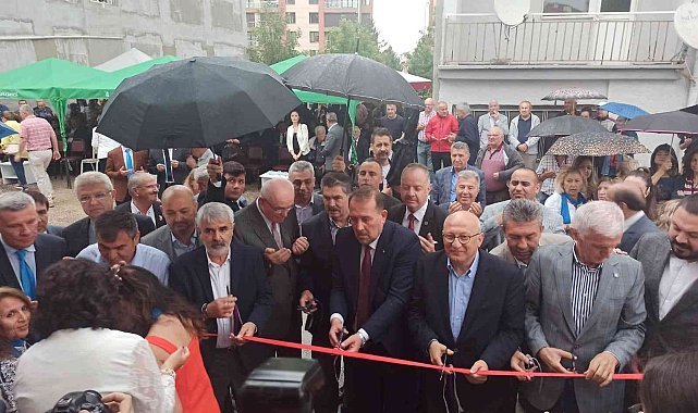 Sivrihisarlılar Derneği'nin hizmet binası ve yıl sonu sergisi açılışı