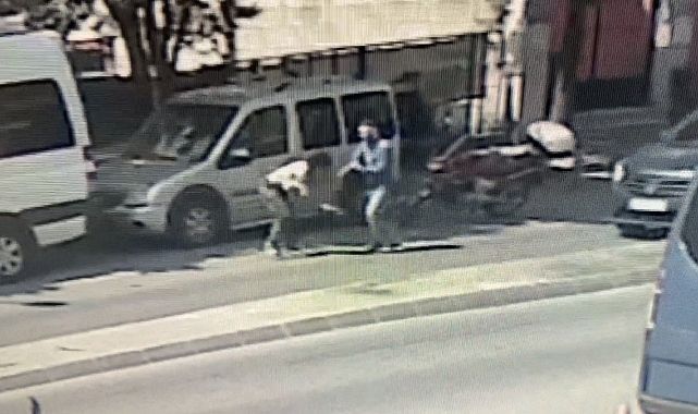 Sokak ortasında engelli genci bıçaklayan kadını kamyonet ezdi