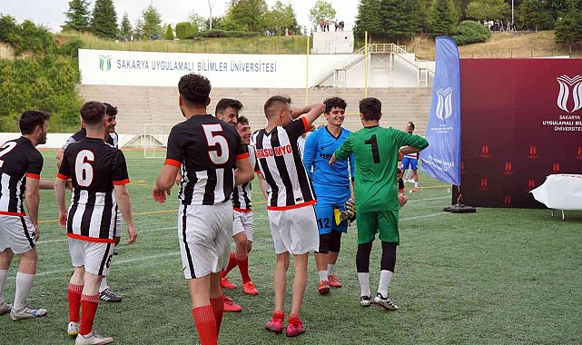 SUBÜ futbol turnuvası tamamlandı: Dereceye giren takımlar kupalarını kaldırdı