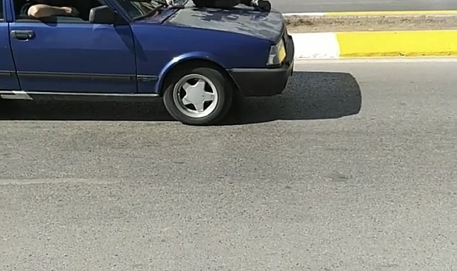 Sultanbeyli'de genç kız ortalığı birbirine kattı: Esnafa saldırdı, araçların üstüne çıktı, karakolu birbirine kattı