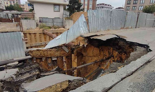 Sultangazi'de inşaat alanı yanındaki yol çöktü