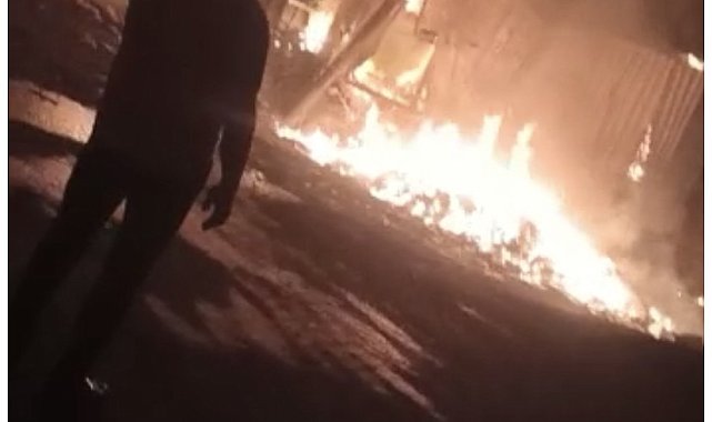 Sultangazi'de işçilerin kaldığı baraka alev alev yandı