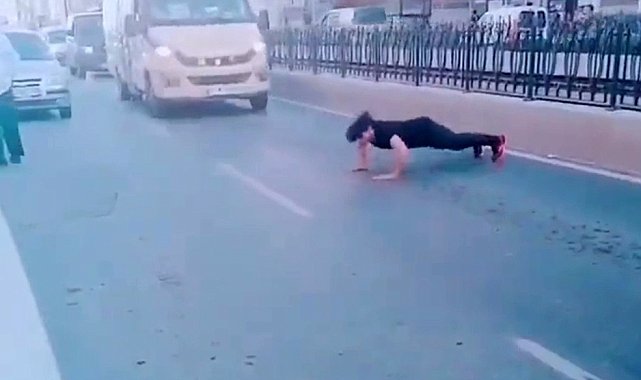 Sultangazi&#039;de yabancı uyruklu şahıs yol ortasında şınav çekti