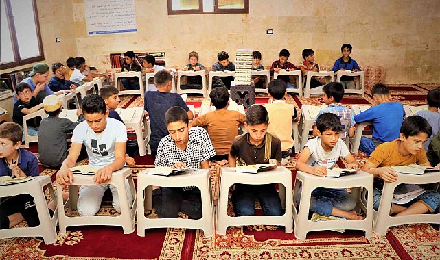 Suriye'deki öğrencilere Kur'an-ı Kerim hediye edildi