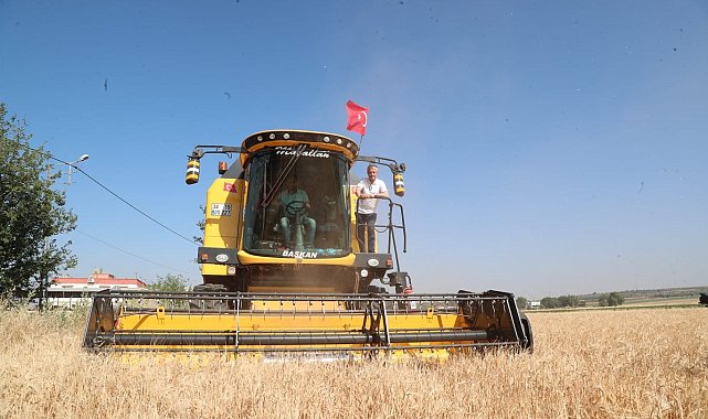 Tahmazoğlu çiftçinin hasat sevincine ortak oldu