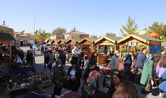 Talas'ın vazgeçilmezi 'Antika Pazarı' hız kesmeden devam