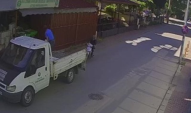 Tam gaz park halindeki kamyonete çarptı